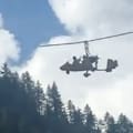Un helicóptero ultraligero chocó contra los cables de un teleférico en Italia, se incendió y terminó estrellándose