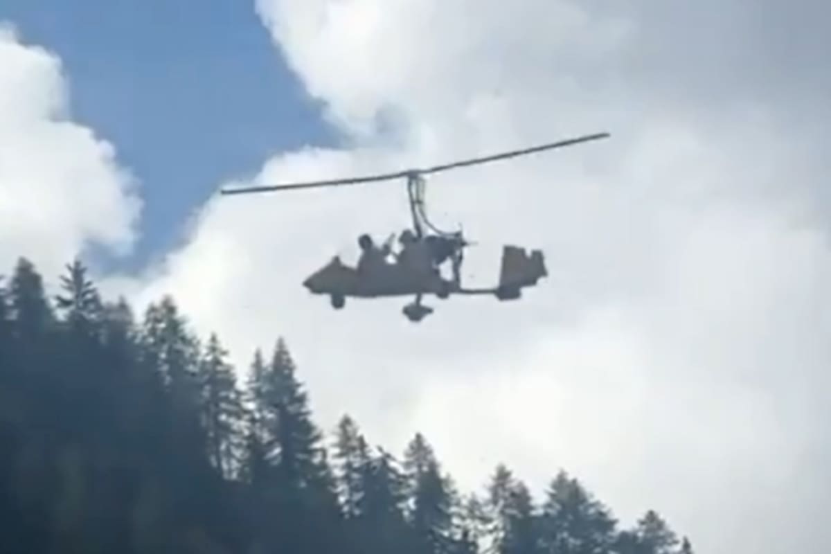 Un helicóptero ultraligero chocó contra los cables de un teleférico en Italia, se incendió y terminó estrellándose