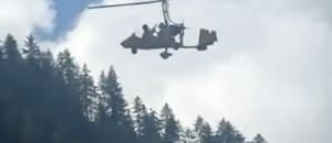 Un helicóptero ultraligero chocó contra los cables de un teleférico en Italia, se incendió y terminó estrellándose