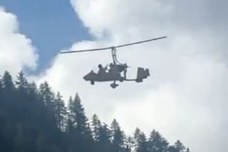 Un helicóptero ultraligero chocó contra los cables de un teleférico en Italia, se incendió y terminó estrellándose
