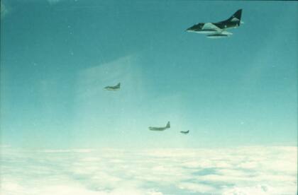 Un Hércules KC-130 reabastecedor de la Fuerza Aérea Argentina junto a tres Skyhawk A-4B en maniobras de reabastecimiento. (Gentileza de Raúl Paz).