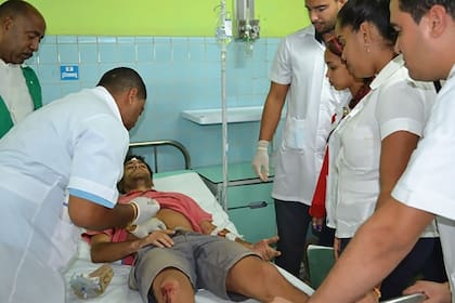 Un herido es atendido en el hospital provincial de Guantánamo