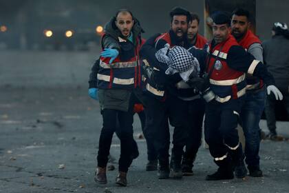 Un herido palestino es trasladado por los servicios médicos