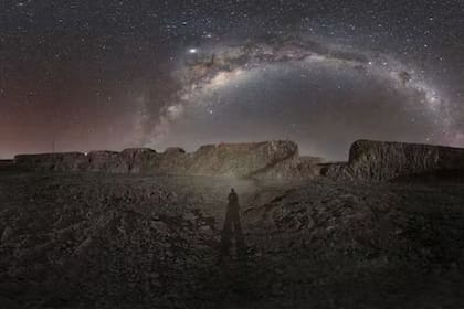 Un hermoso conjunto de estrellas y la banda brumosa de la Vía Láctea en la montaña chilena Cerro Armazones, durante la construcción del telescopio ELT