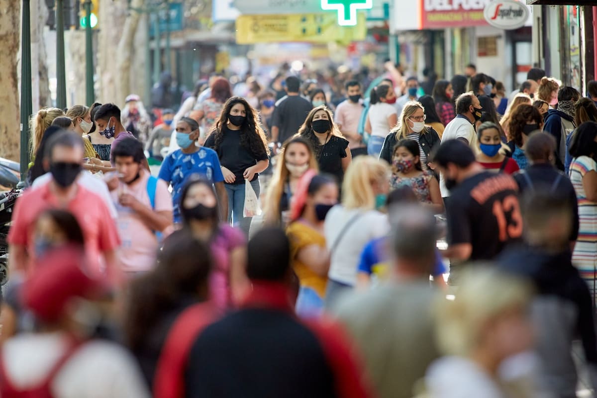 Un hervidero de personas. Así estuvo hoy el centro mendocino, luego de las flexibilizaciones que dispuso el gobernador Rodolfo Suarez esta semana. Ahora, se espera una marcha atrás en la circulación.