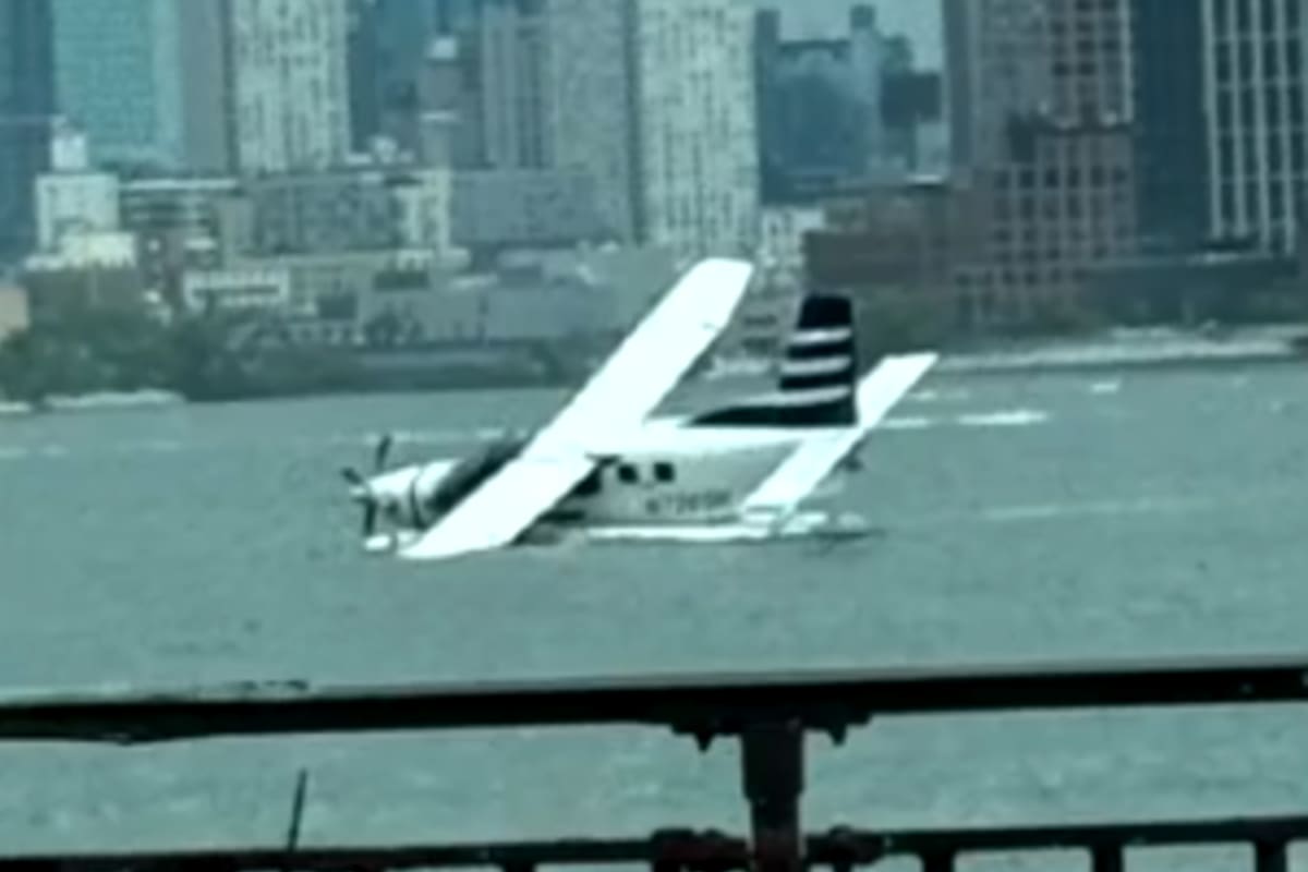 Um pequeno avião teve que fazer um pouso de emergência no East River, em Nova York