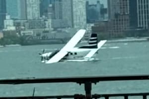 Una avioneta debió realizar un aterrizaje de emergencia en el East River de Nueva York