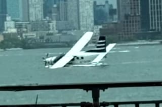 Una avioneta debió realizar un aterrizaje de emergencia en el East River de Nueva York