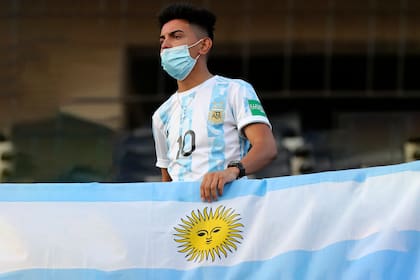 Un hincha argentino espera el comienzo del partido en Montevideo