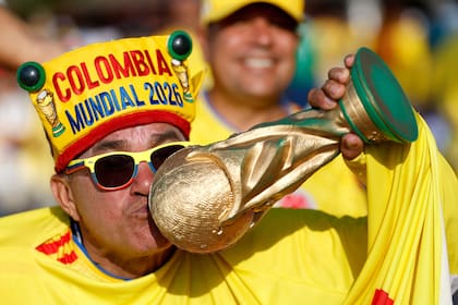 Un hincha colombiano espera el inicio del partido en el Estadio de Guadalajara.