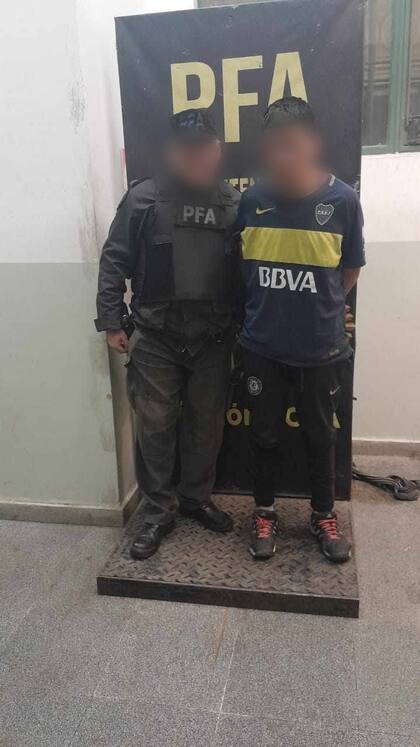 Un hincha de Boca armado con un cuchillo amenazó a un policía y a los pasajeros; quedó detenido