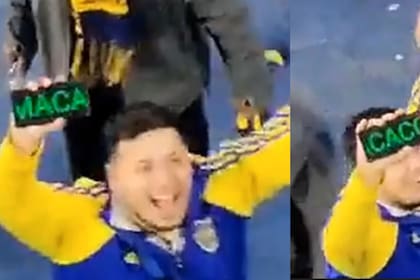 Un hincha de Boca exhibe la palabra "Macaco" en su celular ante la mirada de los fanáticos de Palmeiras. Por eso, el club Xeneize debe pagar 100.000 dólares de multa, en otras sanciones de Conmebol