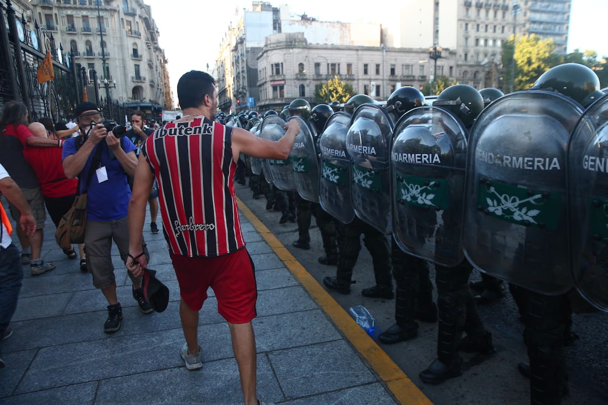 Un hincha de Chacarita increpa a gendarmes, el miércoles pasado, frente al Congreso