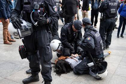 Un hincha de Colonia es detenido afuera del estadio