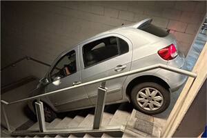 Un hincha del Cruzeiro se equivocó al salir del estadio y terminó con su auto en las escaleras