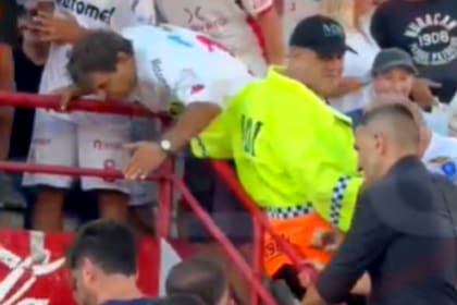 Un hincha de Huracán intentó agredir este domingo al delantero de San Lorenzo Diego Herazo minutos antes del inicio del clásico disputado en el estadio Tomás Adolfo Ducó, en Parque Patricios, y estuvo a punto de golpearlo.