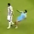 Un hincha de Juventus entró a la cancha tras un amistoso y lesionó sin querer a un defensor de su equipo