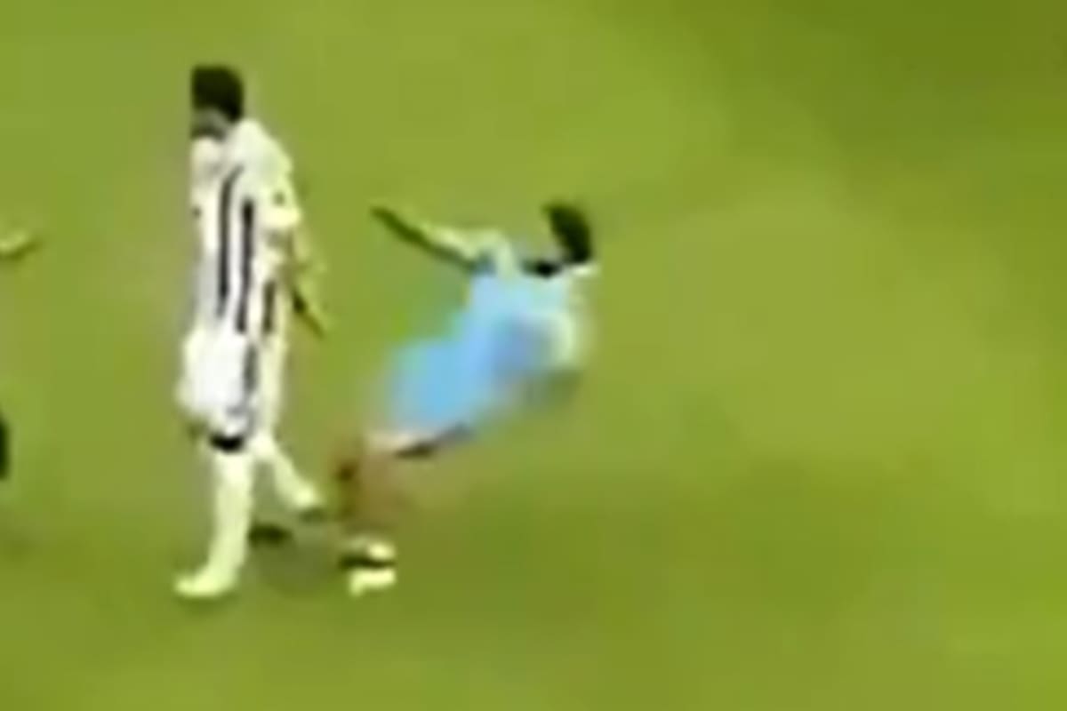 Un hincha de Juventus fue a saludar a los jugadores tras un amistoso y lesionó a un defensor con una patada