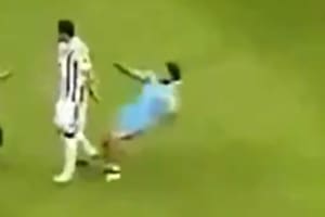 Un hincha de Juventus entró a la cancha tras un amistoso y lesionó sin querer a un defensor de su equipo