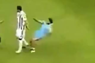 Un hincha de Juventus entró a la cancha tras un amistoso y lesionó sin querer a un defensor de su equipo