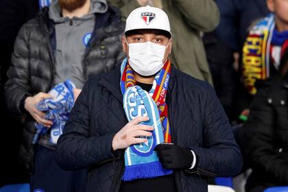 Un hincha de Napoli, con barbijo, el 25 de febrero de 2020 en el San Paolo, antes del partido entre el club italiano y Barcelona, por la ida de los octavos de final de la Champions.