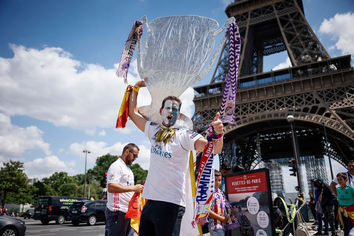Un hincha de Real Madrid, frente al emblema de París