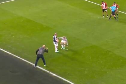 Un hincha de Sheffield United salta al campo a recriminar a Garnacho que estaba perdiendo tiempo