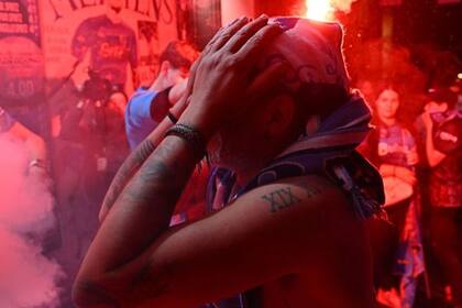 Un hincha del Napoli rompe en llanto durante los festejos por el Scudetto