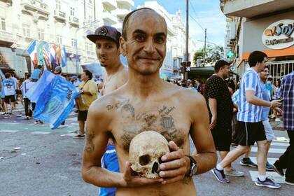 Un hincha dice haber llevado el cráneo de su abuelo a los festejos de Racing