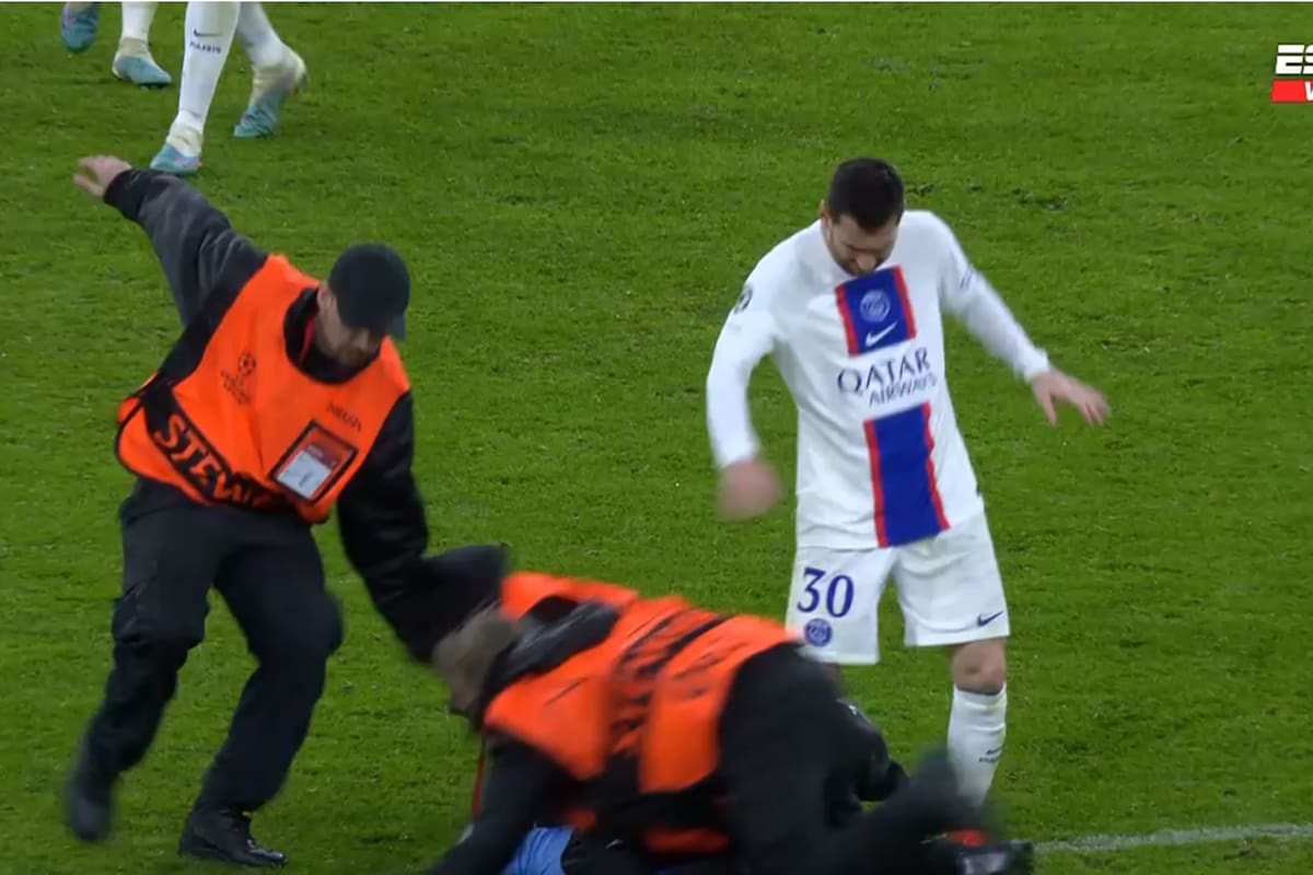 Un hincha invadió el campo de juego tras la derrota de PSG para intentar alcanzar a Messi (Captura de TV)