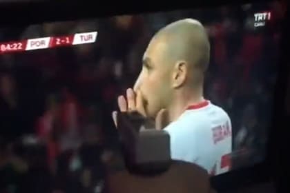 Un hincha le pegó un tiro al televisor cuando enfocaba a Burak Yilmaz, quien erró un penal decisivo