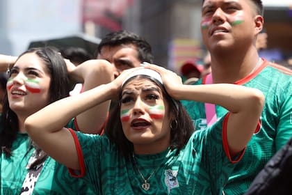Un hincha mexicano reacciona durante el partido del Grupo A del Mundial de Fútbol 2026 entre México y Sudáfrica en el Festival del Aficionado de la FIFA en la plaza del Zócalo de la Ciudad de México