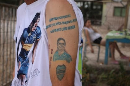 Un hincha muestra su tatuaje de Riquelme