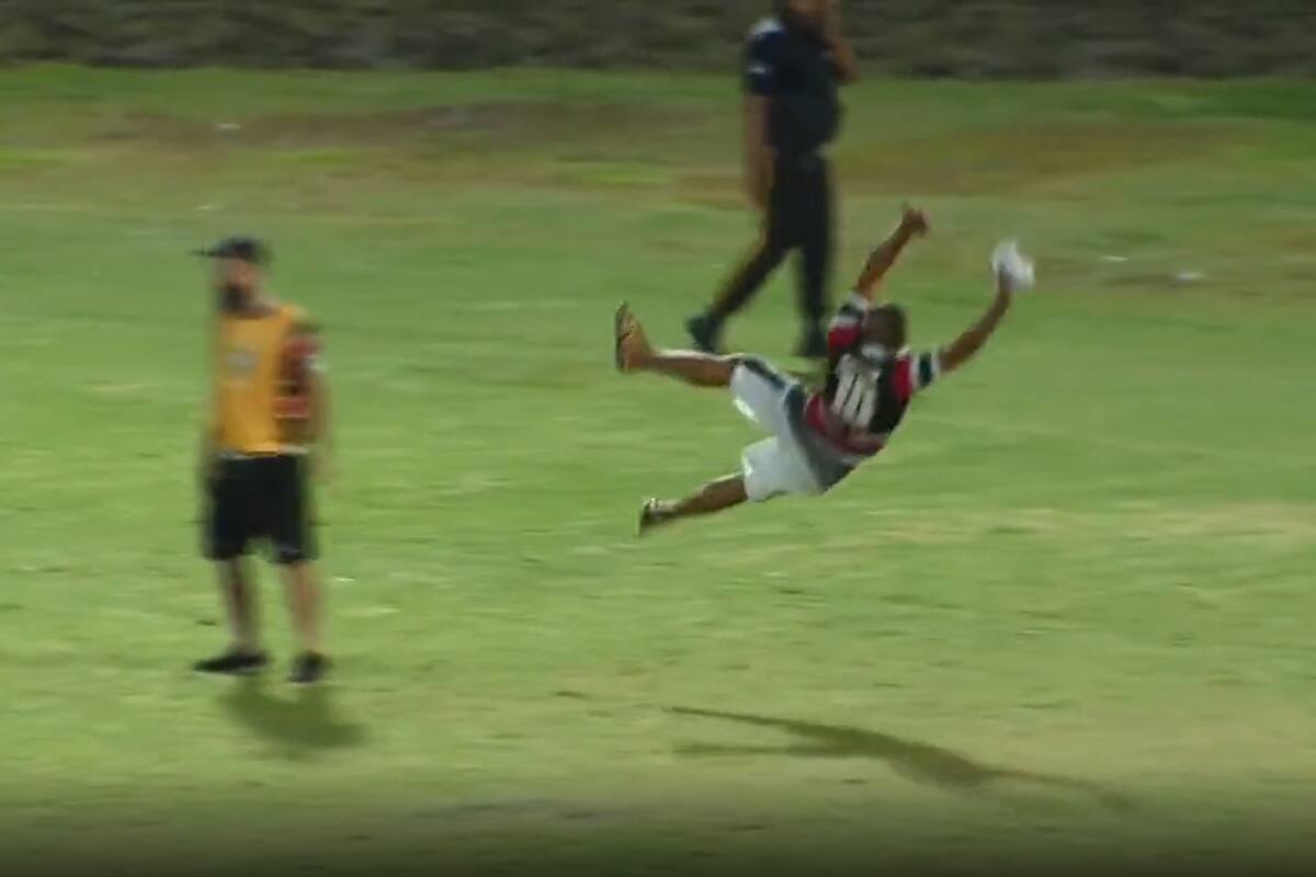 Un hincha se metió en la cancha en Brasil y le dio clases a su arquero