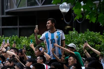Un hincha siguió al micro de la selección argentina en bicicleta y consiguió una foto con Lionel Messi (AP foto/Andy Wong)