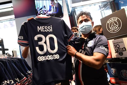 Un hincha sostiene su premio: la camiseta de Messi