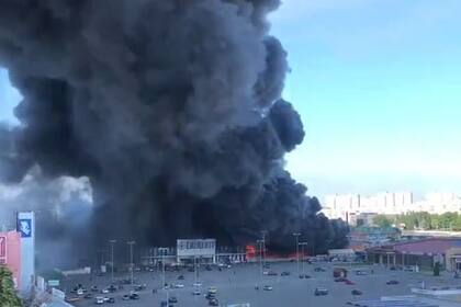 Un hipermercado de construcción bombardeado en Kharkiv