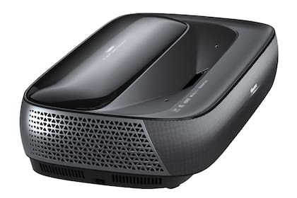 Un Hisense Láser TV L9; el proyector láser tiene parlantes incorporados y funciones convencionales de TV