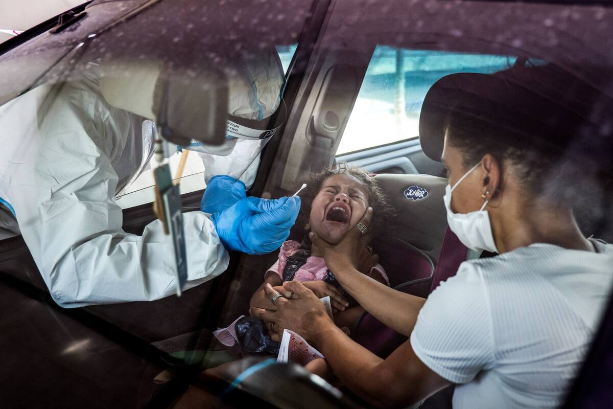 Un hisopado a una bebé en Tel Aviv