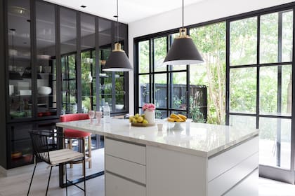 Un hogar de puertas abiertas en el que cada ambiente fue pensado para compartir. Arquitectura y diseño al servicio de un proyecto familiar a prueba de todo.