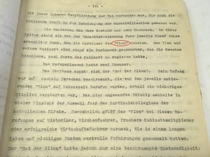 Un hoja mecanografiada del libro de Von Braun donde se destaca la mención del nombre "Elon"