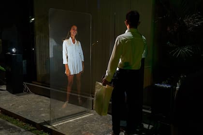 Un holograma da la bienvenida a los invitados