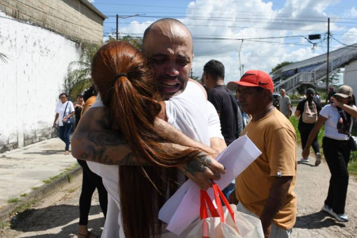 Un hombre abraza a un familiar tras ser liberado de la prisión de Tocuyito, en Venezuela