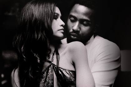 Un hombre abraza a una mujer