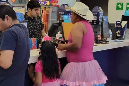 Un hombre acompañó a su hija al estreno de Barbie con un look rosa y las redes estallaron