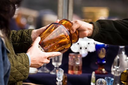 Un hombre adquirió un jarrón de vidrio en un comercio de artículos usados y luego se enteró de que valía una fortuna