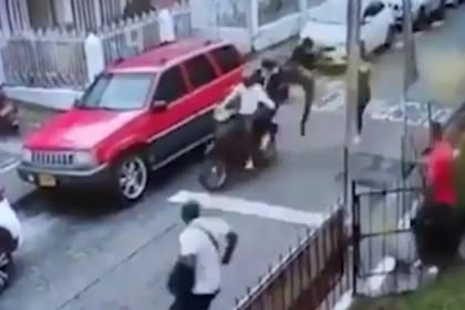 Un hombre advirtió que robaban a una vecina, salió corriendo de su casa y detuvo a los ladrones con una toma propia de las artes marciales.