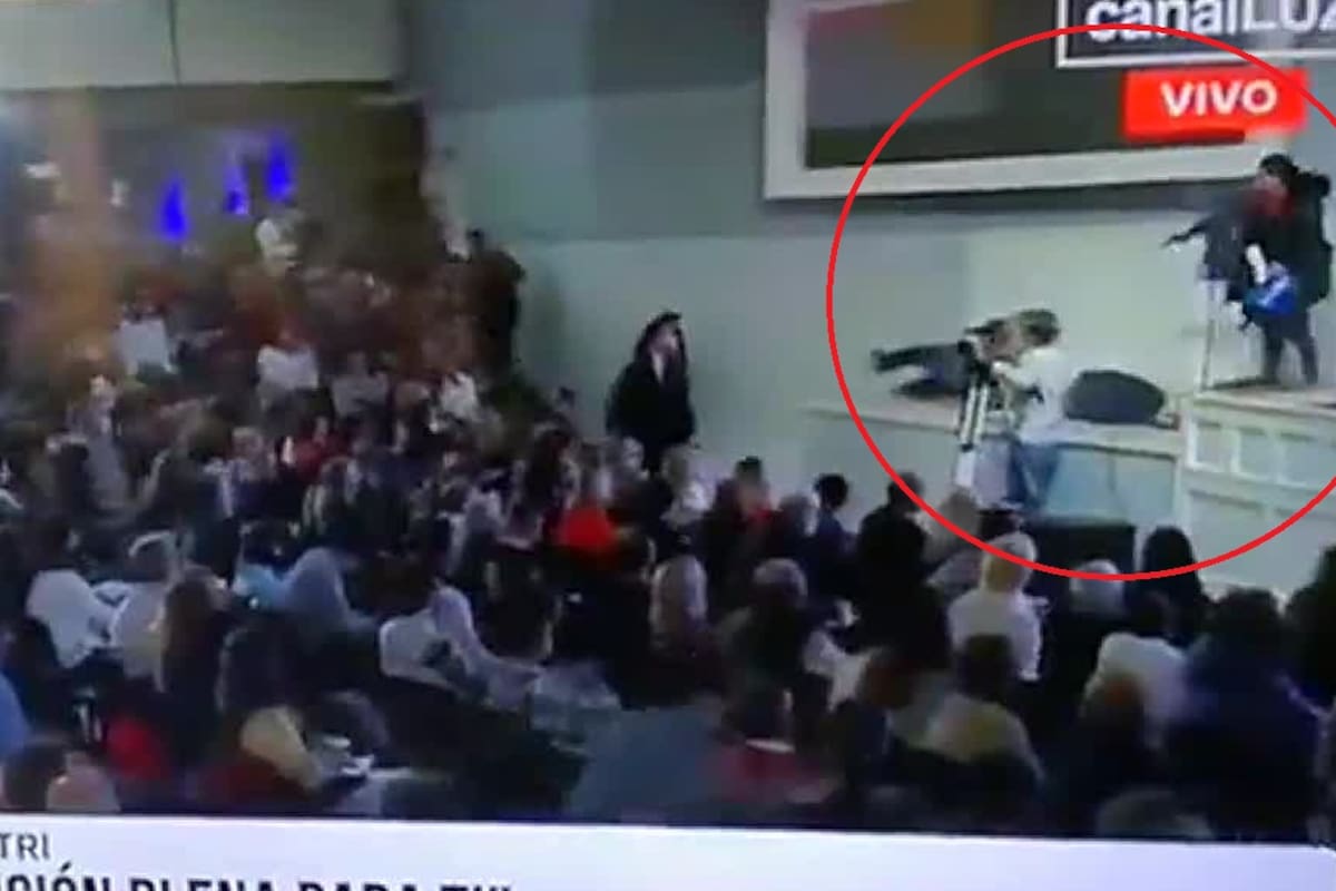 Un hombre apunta a la cabeza de uno de los integrantes de la Iglesia Evangélica Misionera Argentina