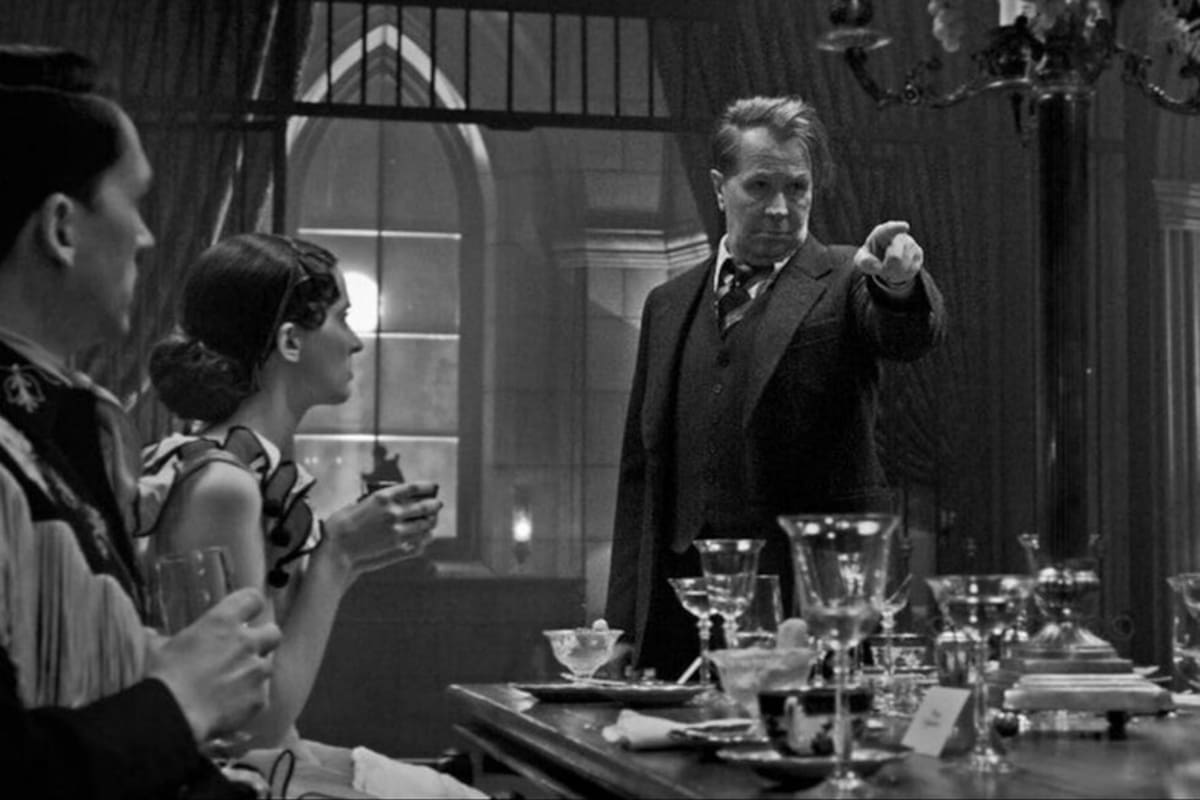 Un hombre apuntando con el dedo