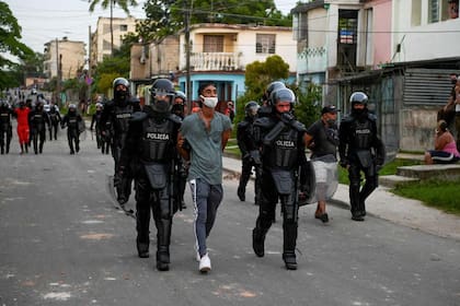 Un manifestante es arrestado en La Habana, el 12 de julio